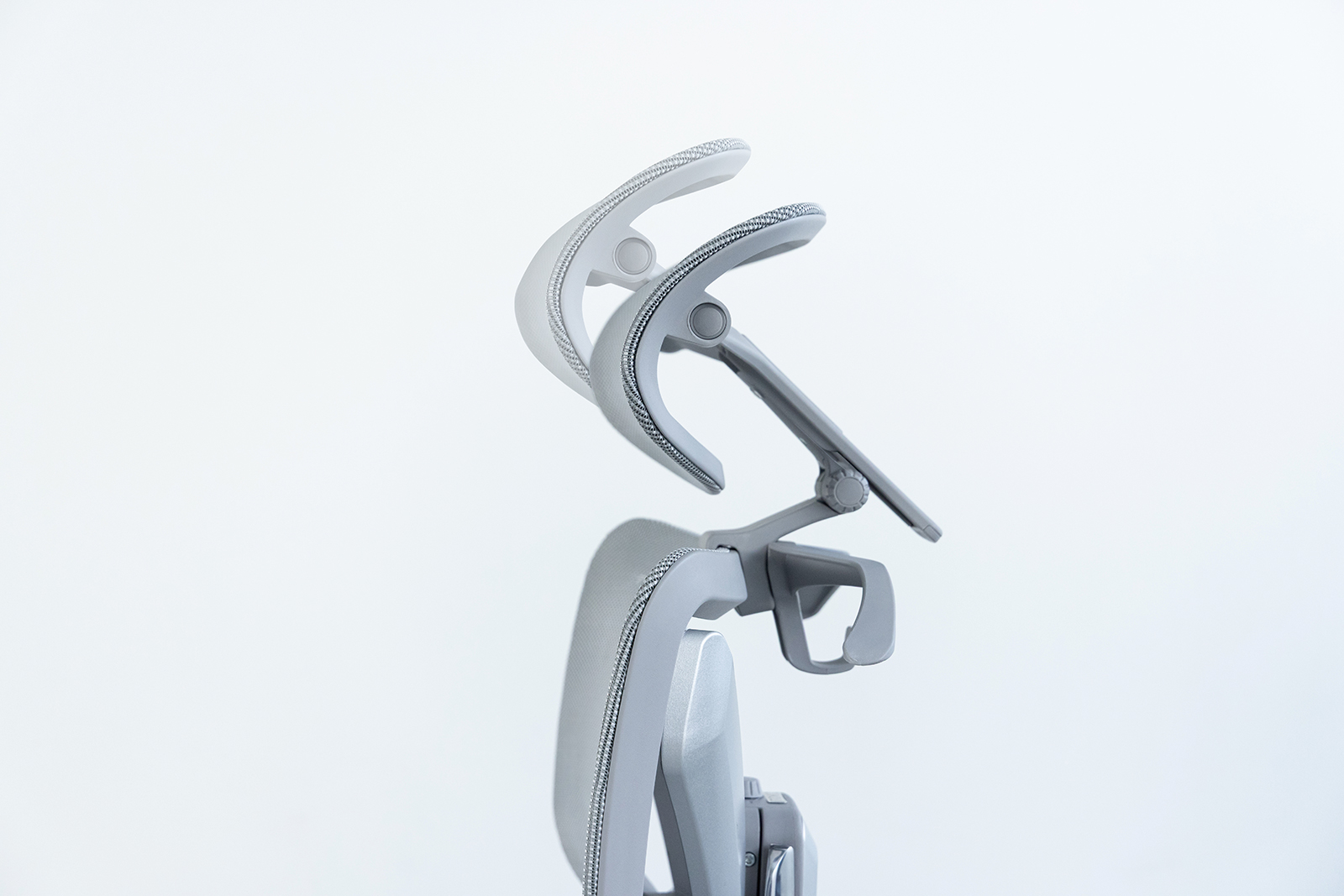 ヘッドレストの前後調整機能