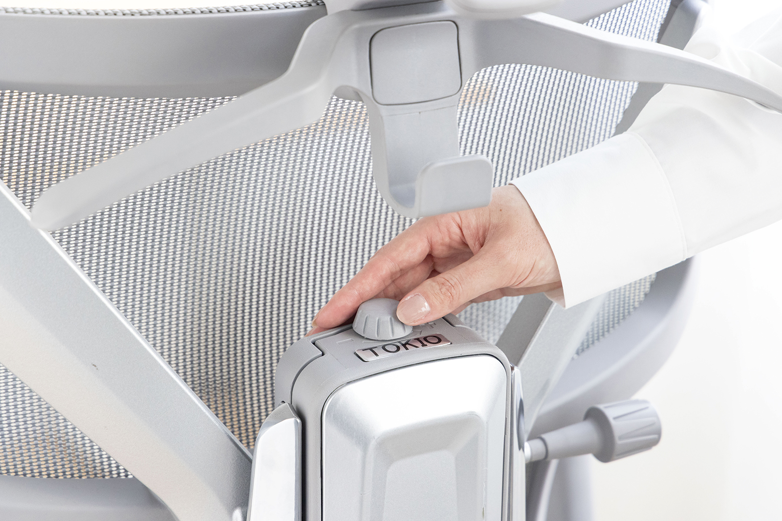 背もたれスライド強弱調整機能