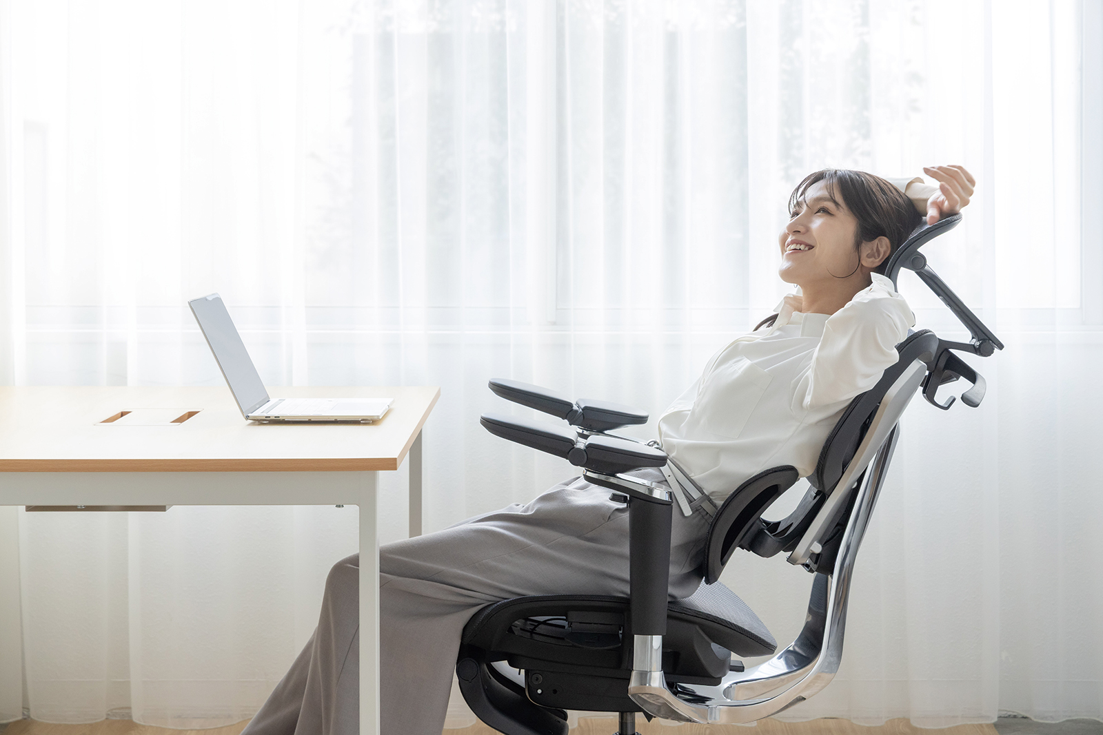 背もたれロッキングロック機能